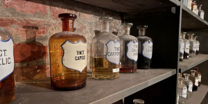 Beitragsbild des Blogbeitrags Newsletter-Gewinnspiel: 2×2 Plätze für eine Führung durch den historischen Apothekenkeller in Wien