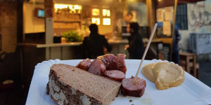 Beitragsbild des Blogbeitrags Unsere liebsten Würstelstandln in Wien