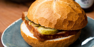Beitragsbild des Blogbeitrags Wo ihr veganen Leberkäse in Wien bekommt