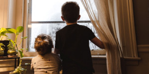 Beitragsbild des Blogbeitrags Sinnvolle Dinge, die ihr mit Kindern zu Hause machen könnt