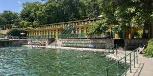 Beitragsbild des Blogbeitrags Warum ihr diesen Sommer unbedingt ins Fischauer Thermalbad müsst