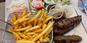 Beitragsbild des Blogbeitrags Die besten Restaurants für Ćevapčići in Wien
