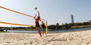 Beitragsbild des Blogbeitrags Wo ihr in Wien gratis Beachvolleyball spielen könnt