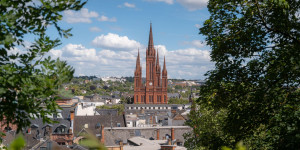 Beitragsbild des Blogbeitrags Ausflug nach Wiesbaden: Tipps für Kulinarik, Kultur und Wellness