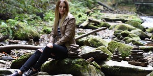 Beitragsbild des Blogbeitrags Knee Cut Jeans & Stripes 