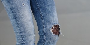 Beitragsbild des Blogbeitrags Ripped Jeans & Lace Tights
