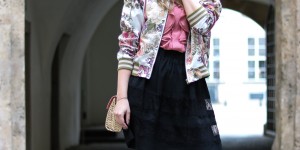 Beitragsbild des Blogbeitrags Frühlingsoutfit – schwarzer Rock und Bomberjacke
