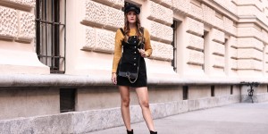 Beitragsbild des Blogbeitrags Latzkleid kombinieren – so stylst du dieses Trendteil im Herbst