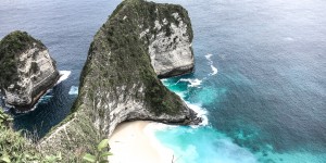 Beitragsbild des Blogbeitrags Ein Tag auf NUSA PENIDA – unvergessliche Erlebnisse, atemberaubende Must Sees und die schönsten Fotolocations 