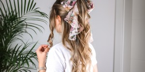 Beitragsbild des Blogbeitrags Tuch im Haar – 5 Möglichkeiten wie du den Trend einfach stylen kannst
