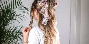 Beitragsbild des Blogbeitrags Tuch im Haar – 5 Möglichkeiten wie du den Trend einfach stylen kannst 