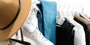 Beitragsbild des Blogbeitrags Diese 10 Fashion-Basics gehören in jeden Kleiderschrank