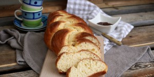 Beitragsbild des Blogbeitrags Striezel aus Germteig – einfaches Rezept