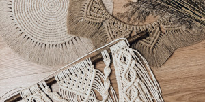 Beitragsbild des Blogbeitrags DIY: Makramee selber machen – Diese Materialien benötigst du für dein Makramee Projekt