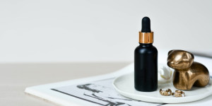 Beitragsbild des Blogbeitrags Niacinamide Serum – Das steckt hinter dem Power-Wirkstoff