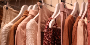 Beitragsbild des Blogbeitrags Die Vorteile des Kaufs von Second-Hand-Kleidung 