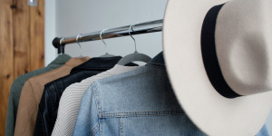 Beitragsbild des Blogbeitrags Kleidung richtig pflegen: Tipps für eine langlebige und makellose Garderobe 