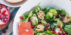 Beitragsbild des Blogbeitrags Winter Salat mit Walnüssen, Grapefruit und Granatapfelkernen 