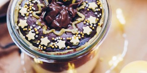 Beitragsbild des Blogbeitrags Marmorierter Käsekuchen im Glas // veganes Dessert Rezept