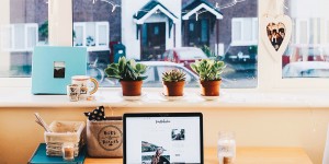 Beitragsbild des Blogbeitrags 15 Minuten Diy: Minimalistischer Schreibtisch in nur 3 Schritten