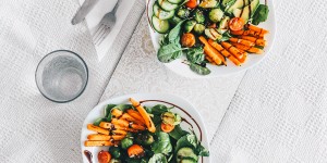 Beitragsbild des Blogbeitrags Babyspinat Salat mit Süßkartoffel, Avocado und Kohlsprossen 