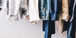 Beitragsbild des Blogbeitrags Natürliche Farbstoffe vs. synthetische Farbstoffe // Vergiften wir uns selbst ?