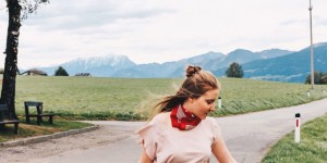 Beitragsbild des Blogbeitrags Outfit // Fair produziertes T-Shirt aus Bio-Baumwolle von Greentee