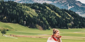 Beitragsbild des Blogbeitrags Outfit // Fair produziertes Off Shoulder T-Shirt aus Bio Baumwolle