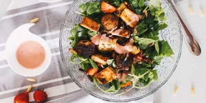 Beitragsbild des Blogbeitrags Erdbeer-Rucola Salat mit veganem Mandelrahmdressing 