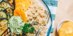 Beitragsbild des Blogbeitrags vegane Sommer Bowl mit Cashew – Petersilien Pesto // vegan, laktosefrei