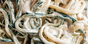 Beitragsbild des Blogbeitrags Zoodles und vegane Sahne Sauce mit frischen Kräutern // vegan, laktosefrei, glutenfrei (+VIDEO)