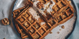 Beitragsbild des Blogbeitrags vegane Pumpkin Spice Latte Kürbiswaffeln // Das perfekte Herbstrezept für Naschkatzen