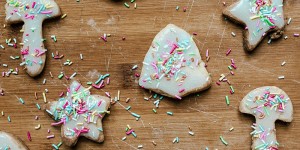 Beitragsbild des Blogbeitrags Vegane Weihnachtskekse selber backen // einfache vegane Ausstecherplätzchen