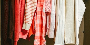 Beitragsbild des Blogbeitrags Bücher, Podcasts & Ted Talks : Capsule Wardrobe und Minimalistischer Kleiderschrank 