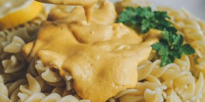 Beitragsbild des Blogbeitrags 15 Minuten vegane cremige Käsesauce // einfach, schnell, ohne Zusatzstoffe