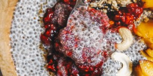 Beitragsbild des Blogbeitrags In 3 Schritten zum perfekten veganen Chia Pudding mit heißen Beeren 