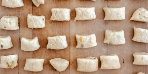 Beitragsbild des Blogbeitrags Vegane Gnocchi selber machen // Einfaches Kartoffel Gnocchi Rezept