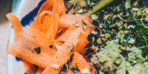 Beitragsbild des Blogbeitrags Grünkohl- Tahini Pesto mit Couscous, Zucchini, Karotten und Apfelstücken / vegan, 30 Minuten 
