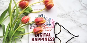Beitragsbild des Blogbeitrags Digital Happines von Katrin Zita & Lena Doppel