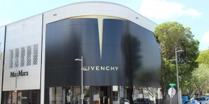 Beitragsbild des Blogbeitrags Givenchy - vom kleinen Schwarzen für Audrey Hepburn zum Brautkleid von Meghan Markle