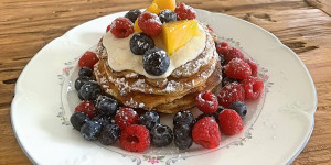 Beitragsbild des Blogbeitrags Pancakes mit Bananenjoghurt