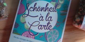 Beitragsbild des Blogbeitrags Buchrezension #94 Schönheit à la Carte - Mit der richtigen Ernährung zu strahlendem Aussehen von Nadine Pomarède und Catherine Moreau