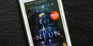 Beitragsbild des Blogbeitrags Buchrezension #123 Rat der Neun - Gezeichnet von Veronica Roth