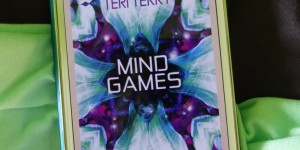 Beitragsbild des Blogbeitrags Buchrezension #133 Mind Games von Teri Terry 