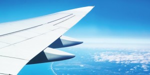 Beitragsbild des Blogbeitrags 5 spannende Thriller für lange Flugreisen: So vergeht die Zeit wie im Flug 