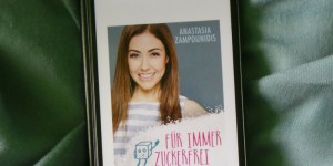 Beitragsbild des Blogbeitrags Buchrezension #168 Für immer zuckerfrei: Schlank, gesund und glücklich ohne das süße Gift von Anastasia Zampounidis