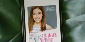 Beitragsbild des Blogbeitrags Buchrezension #168 Für immer zuckerfrei: Schlank, gesund und glücklich ohne das süße Gift von Anastasia Zampounidis 