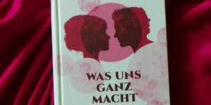 Beitragsbild des Blogbeitrags Buchrezension #173 Was uns ganz macht von Kendra Fortmeyer 