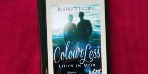 Beitragsbild des Blogbeitrags Buchrezension #177 Colourless - Lilien im Meer von Beatrice Jacoby