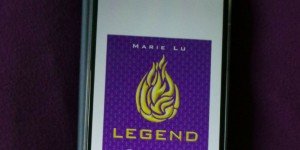 Beitragsbild des Blogbeitrags Buchrezension #182 Legend 3 - Berstende Sterne von Marie Lu
